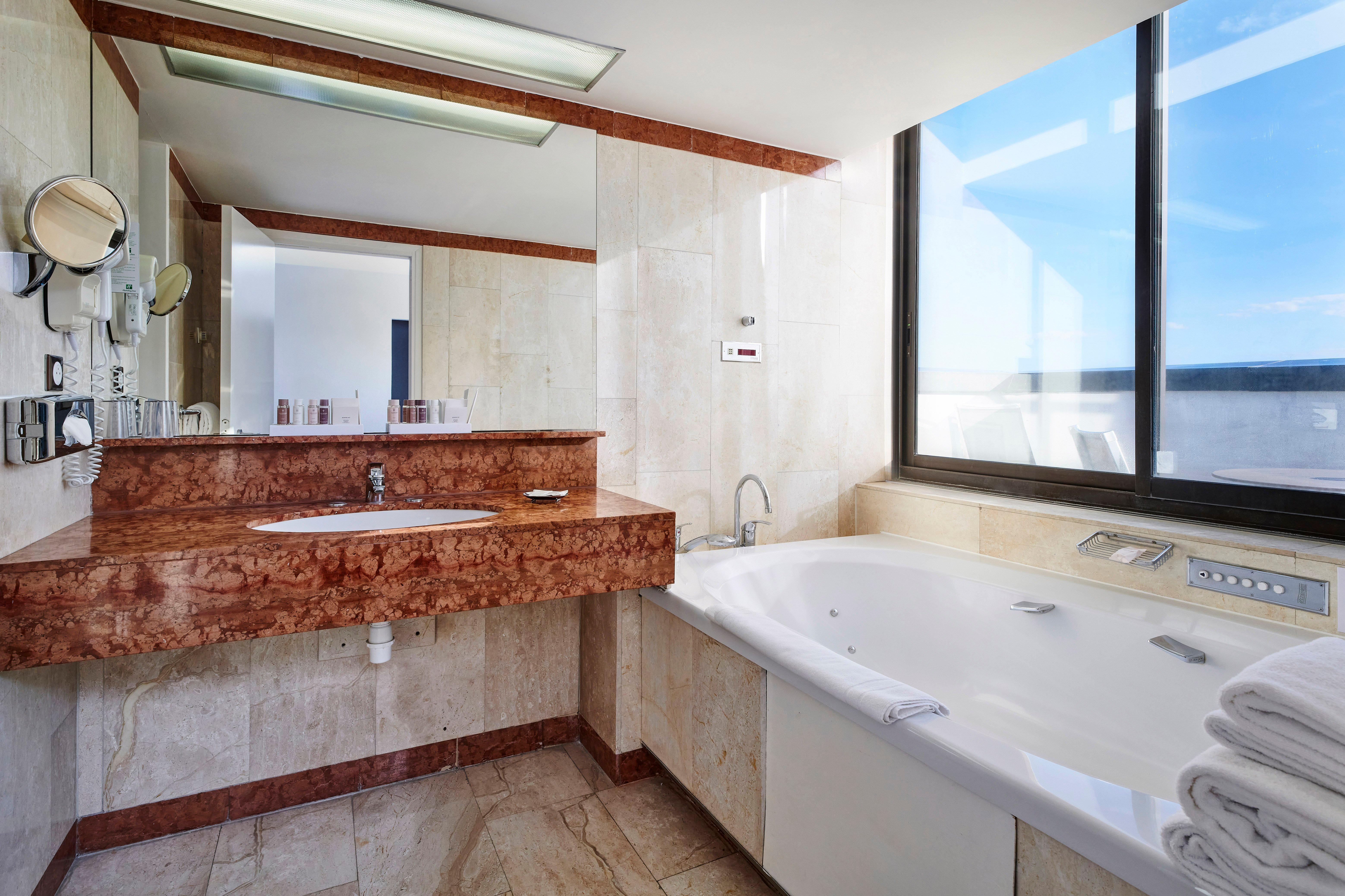 By Ihg Hotel 4*