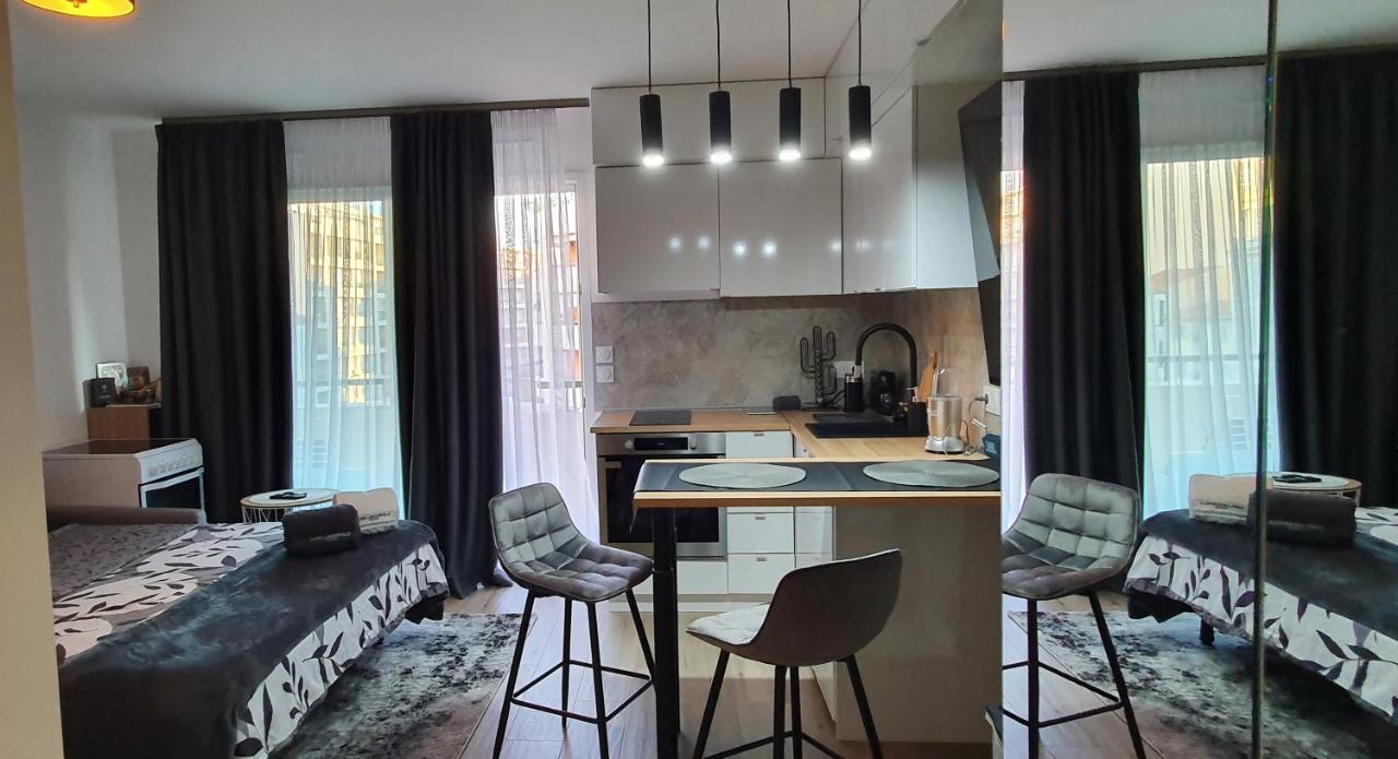 Lovely 1 Bedroom Vacation With Free Parking.