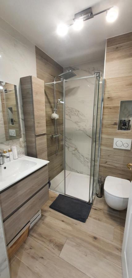 Lovely 1 Bedroom Vacation With Free Parking.