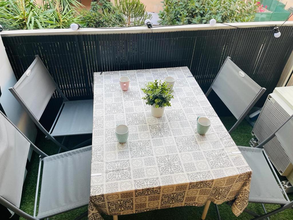 Climatise, 50 M De La Prom, Wifi Apartment *