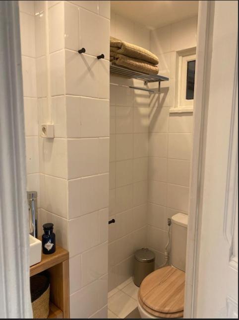 Apartment Le Palais, Avec Cuisine Et Espace Repas Separes, Dans Immeuble Nicois, Port De Nice, Vieux Nice, Place Du Pin Et Garibaldi, Colline Du Chateau, A 2 Minutes De La Promenade Des *