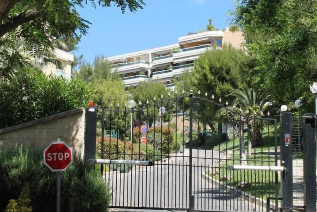 2 Bedroom Flat With Terrasse & Car-park Ouest