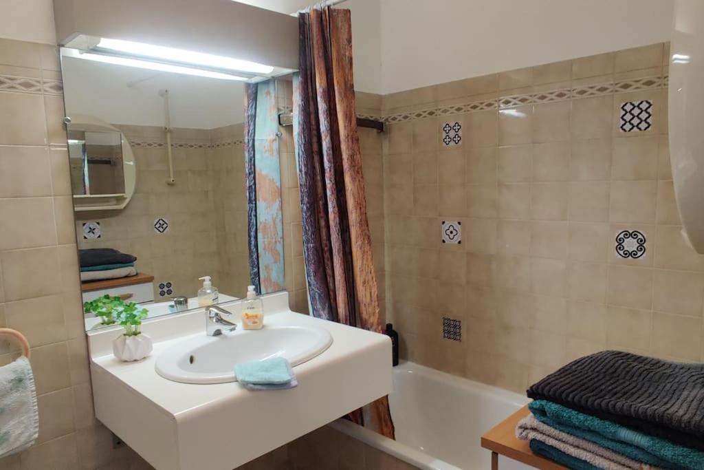 Apartment 2 Bedroom Flat With Terrasse & Car-park Ouest *