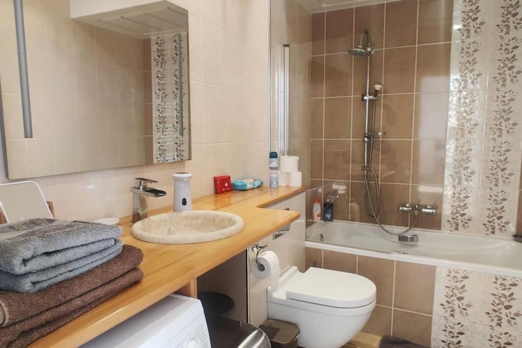 Floor Nest, Balcony Close To Sea And Old-town Bail Mobilite Apartment