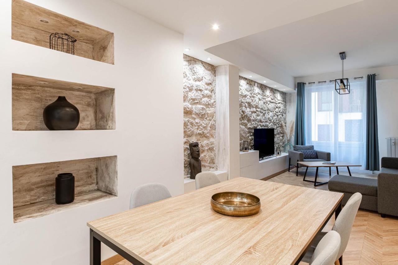 Gorgeous 2 Bedrooms Apt Great Kitchen, Center