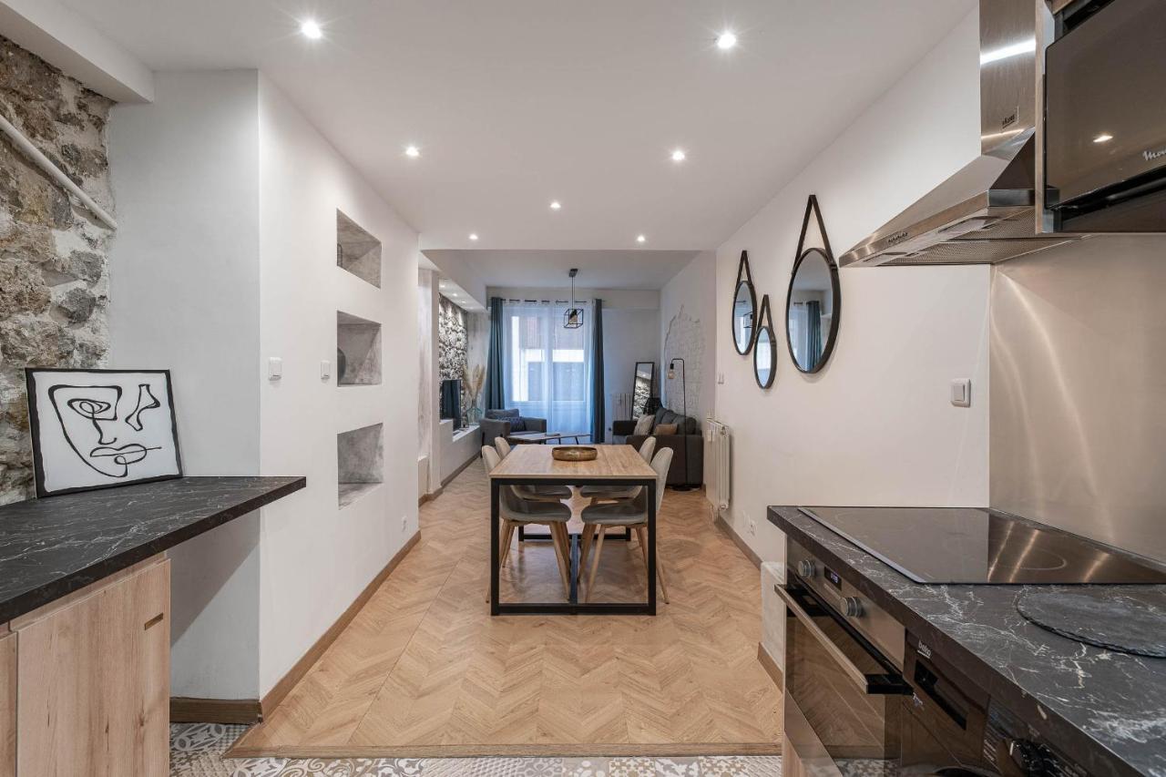 Gorgeous 2 Bedrooms Apt Great Kitchen, Center * Nice