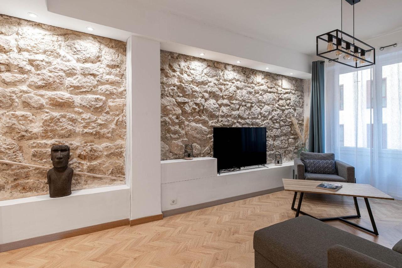 Decorated 2 Bedrooms Air Conditionning, Center Apartment