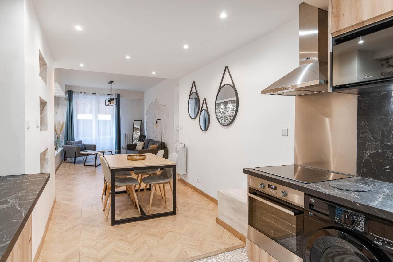 Decorated 2 Bedrooms Air Conditionning, Center Apartment