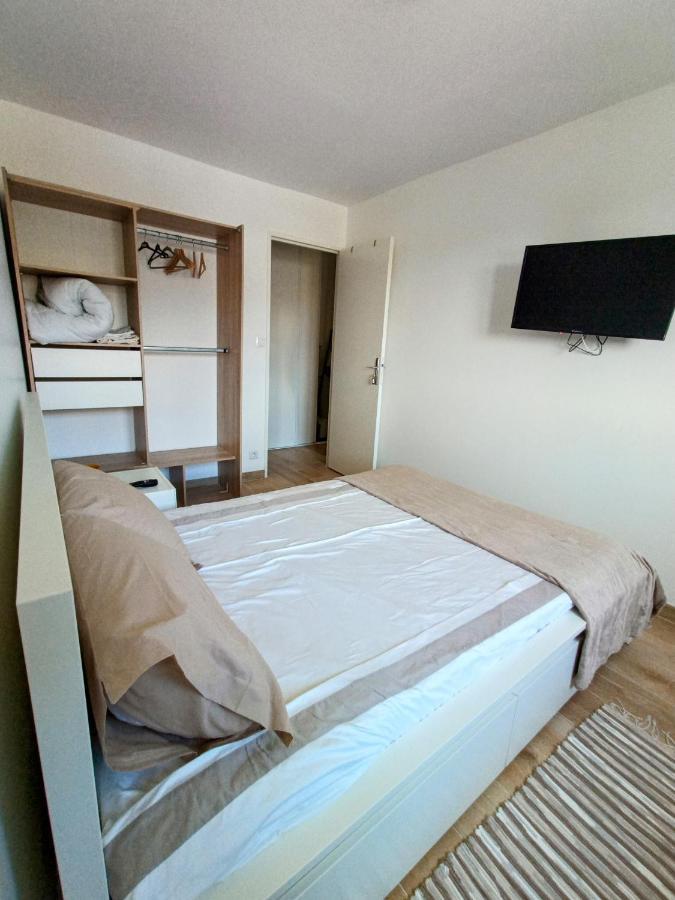 Private In Renovated - Tram 1 Min Walk Homestay *