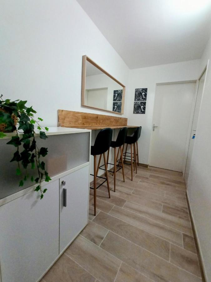 Private In Renovated - Tram 1 Min Walk