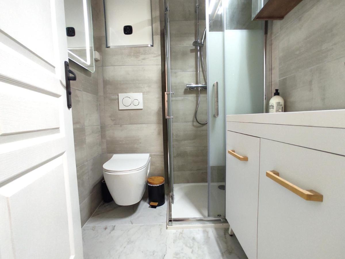 Apartment Garden Level Nearby *