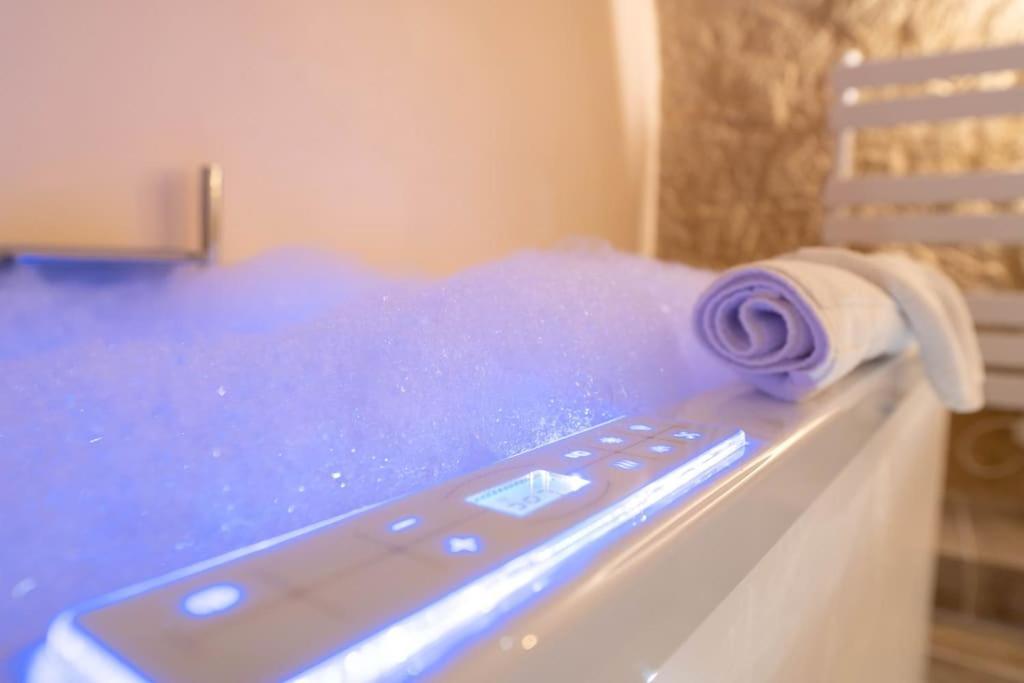 Luxury Room, Parking, Wifi, Jacuzzi, Balneo Apartment *