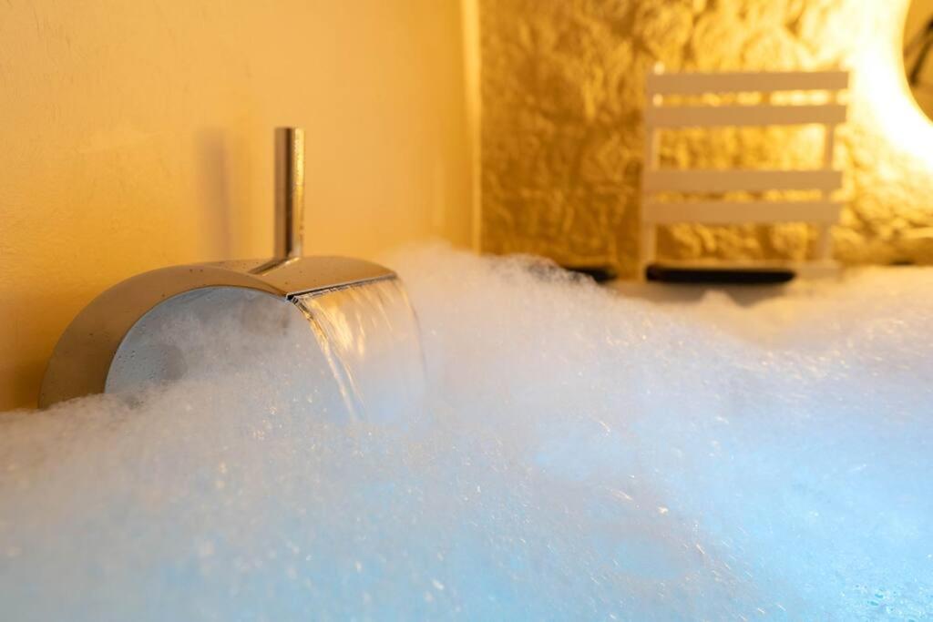 Luxury Room, Parking, Wifi, Jacuzzi, Balneo Apartment *