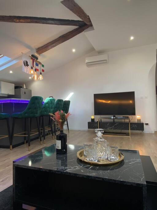 Apartment Welcome To Matteo's Bar - Place Massena 5min Nice