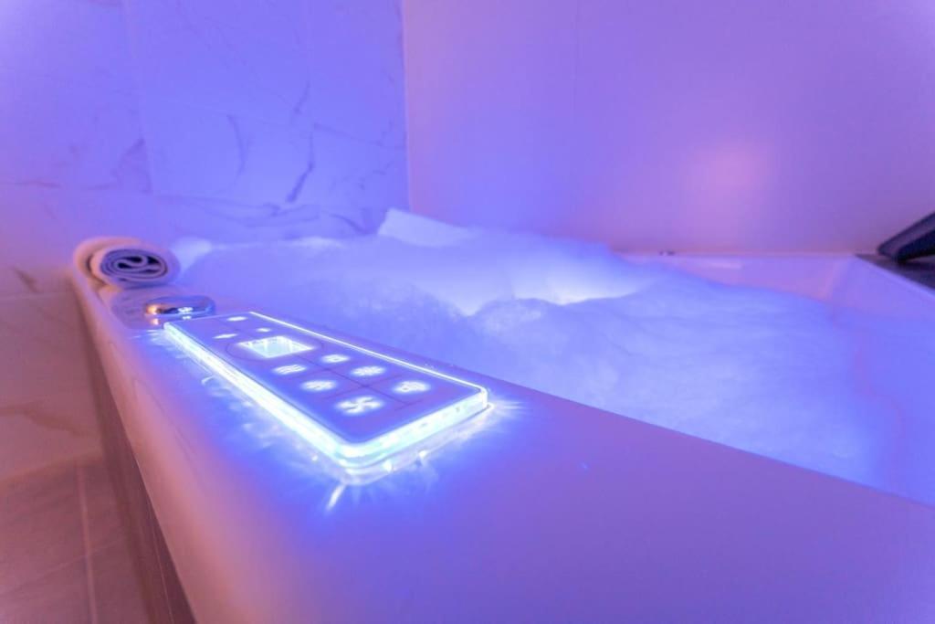 Apartment Luxury Room, Parking, Wifi, Jacuzzi, Balneo Nice