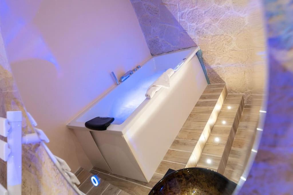 Luxury Room, Parking, Wifi, Jacuzzi, Balneo Apartment *