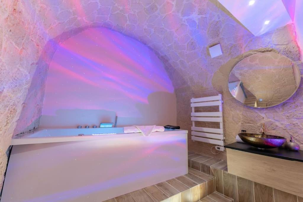 Luxury Room, Parking, Wifi, Jacuzzi, Balneo Apartment *