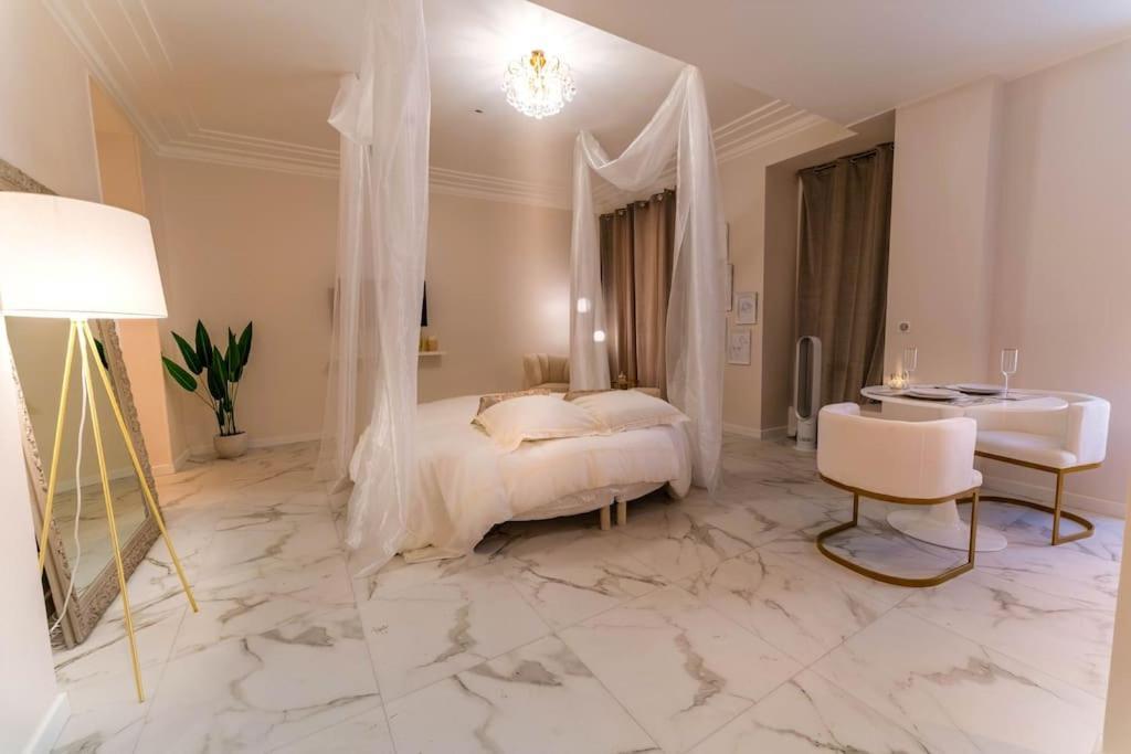 Jacuzzi, Loveroom, Centre Ville Apartment