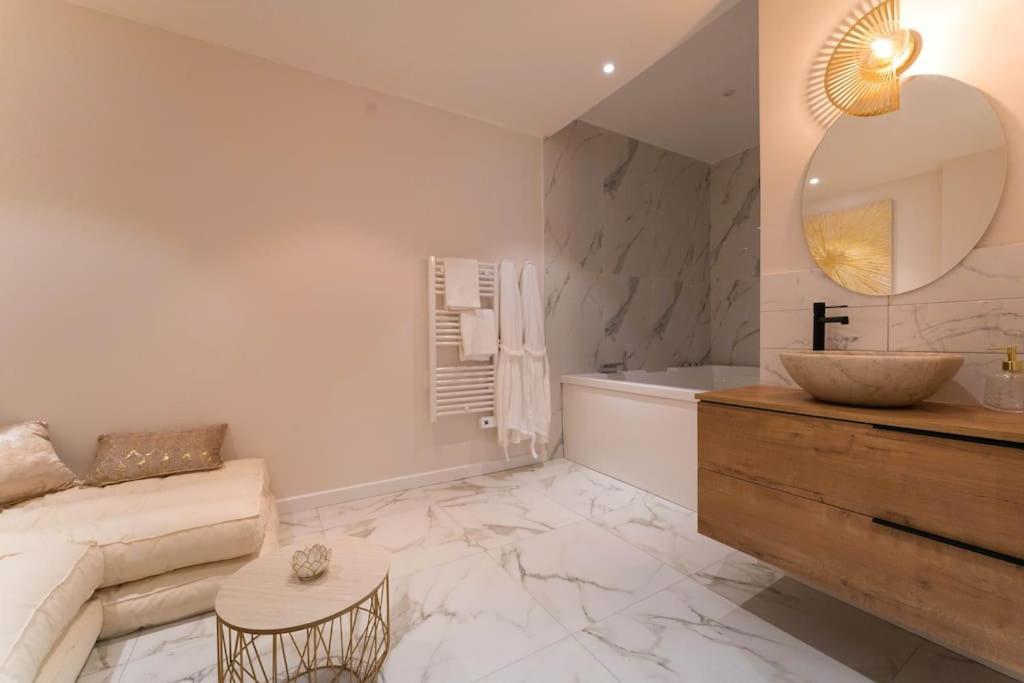 Jacuzzi, Loveroom, Centre Ville Apartment *