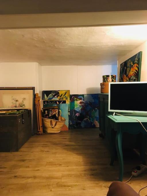 Apartamento Loft D Artistes Avec Patio Au Port De *