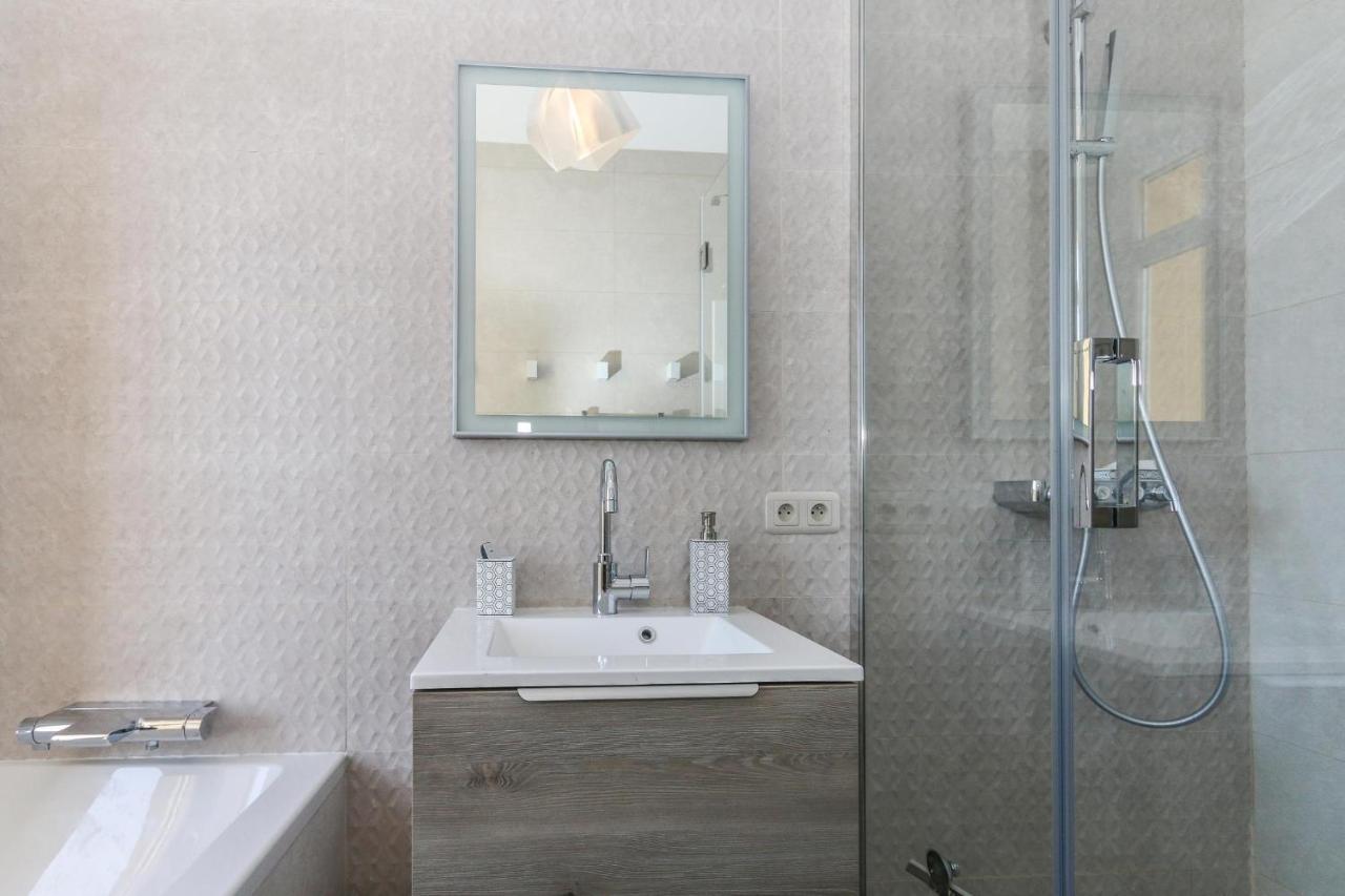 Modern Walking Distance To Beach In Carre D'or