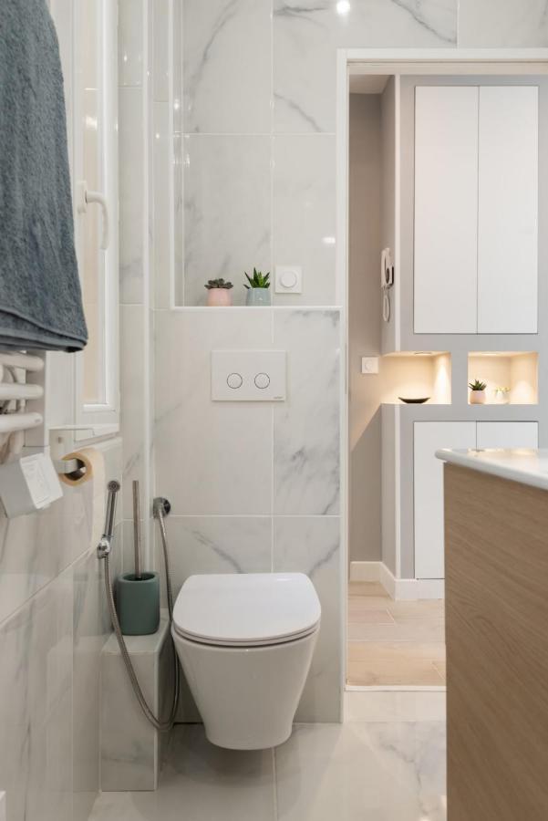 Modern - Promenade Des In Apartment *