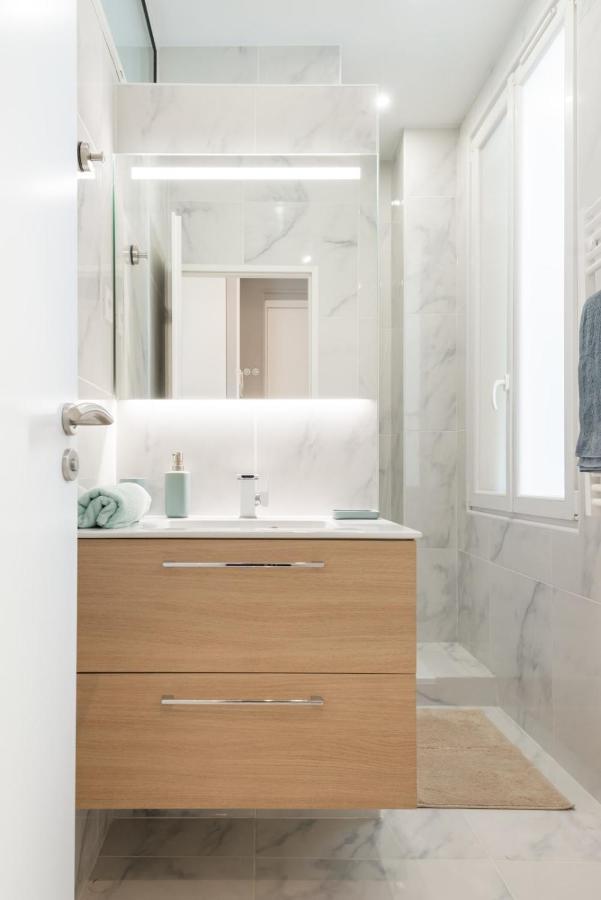 Modern - Promenade Des In Apartment