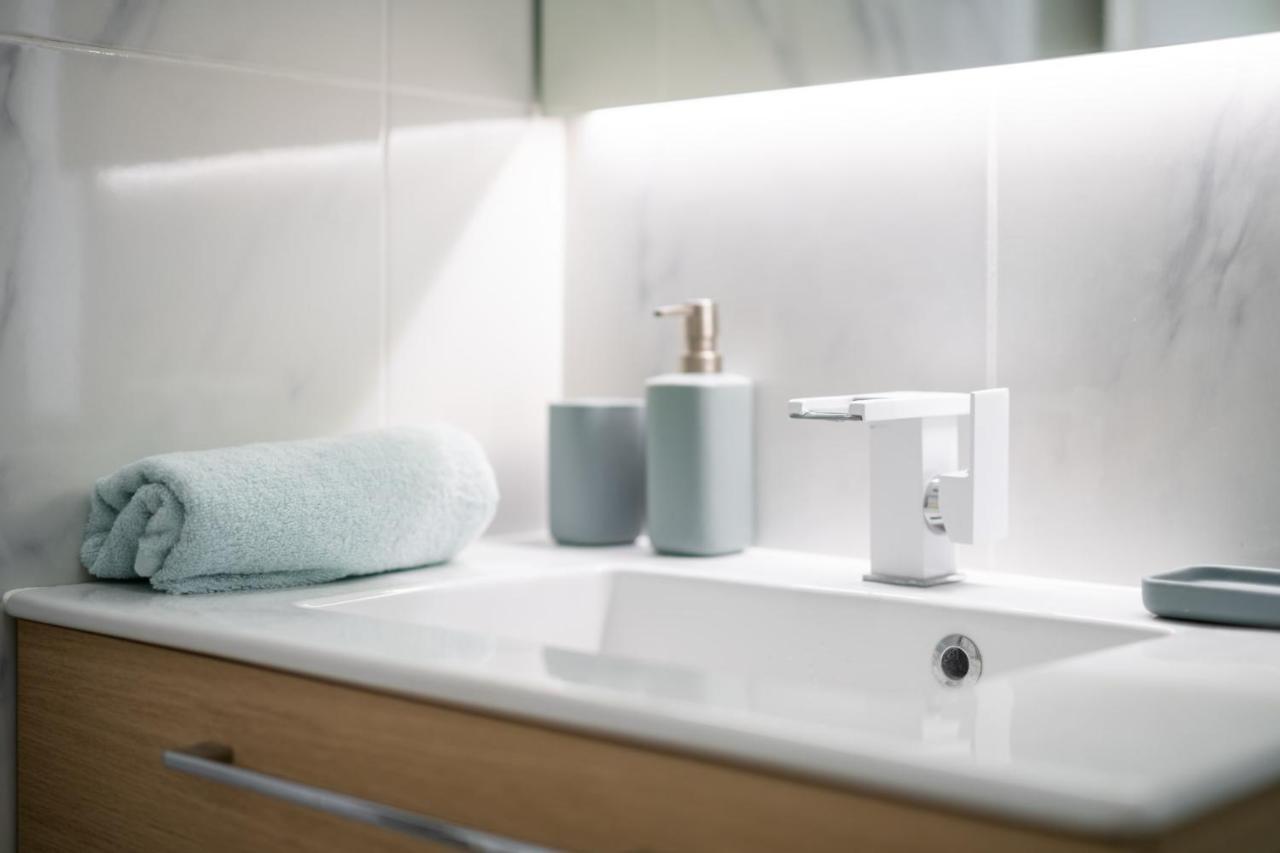 Modern - Promenade Des In Apartment *