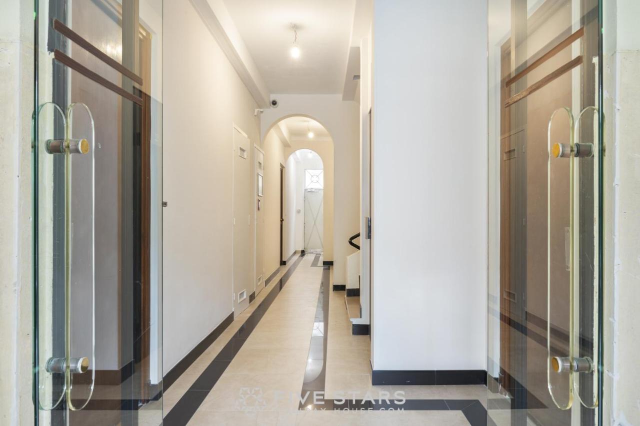 Flora Five Stars House *