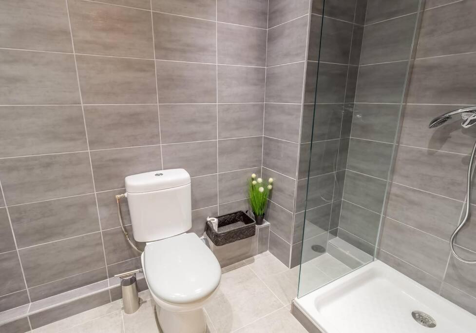 Apartment L13 Flat 5mins Walk To Ac/balcon/wifi *