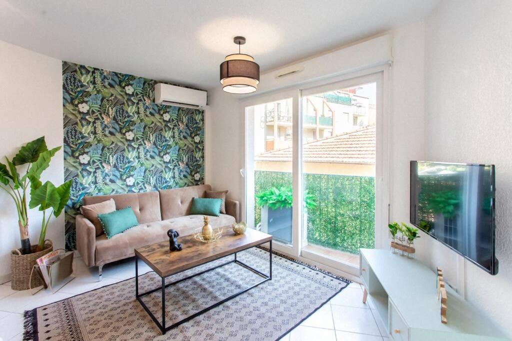 L44 1bdr Flat 10mins Walk To Port/balcon, Parking, Ac Nice