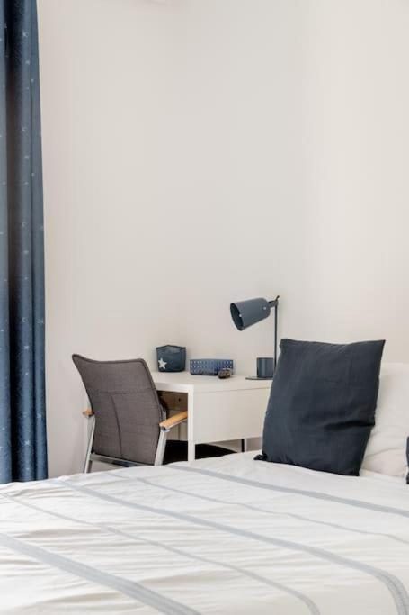 Private In Renovated - Tram 1 Min Walk * Nice