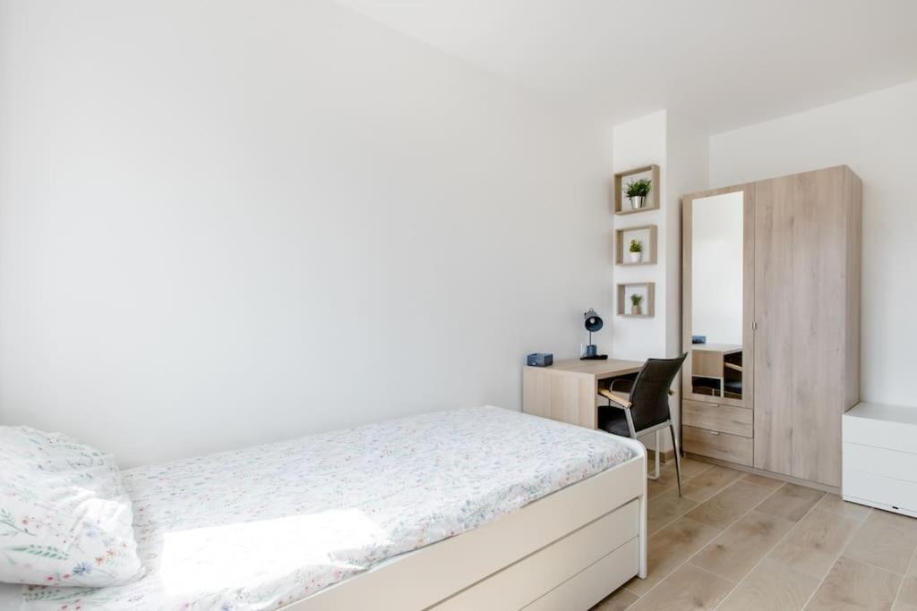 Private In Renovated - Tram 1 Min Walk Homestay