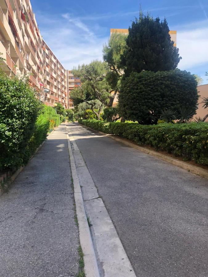 Luxurious Near The Airport Apartment