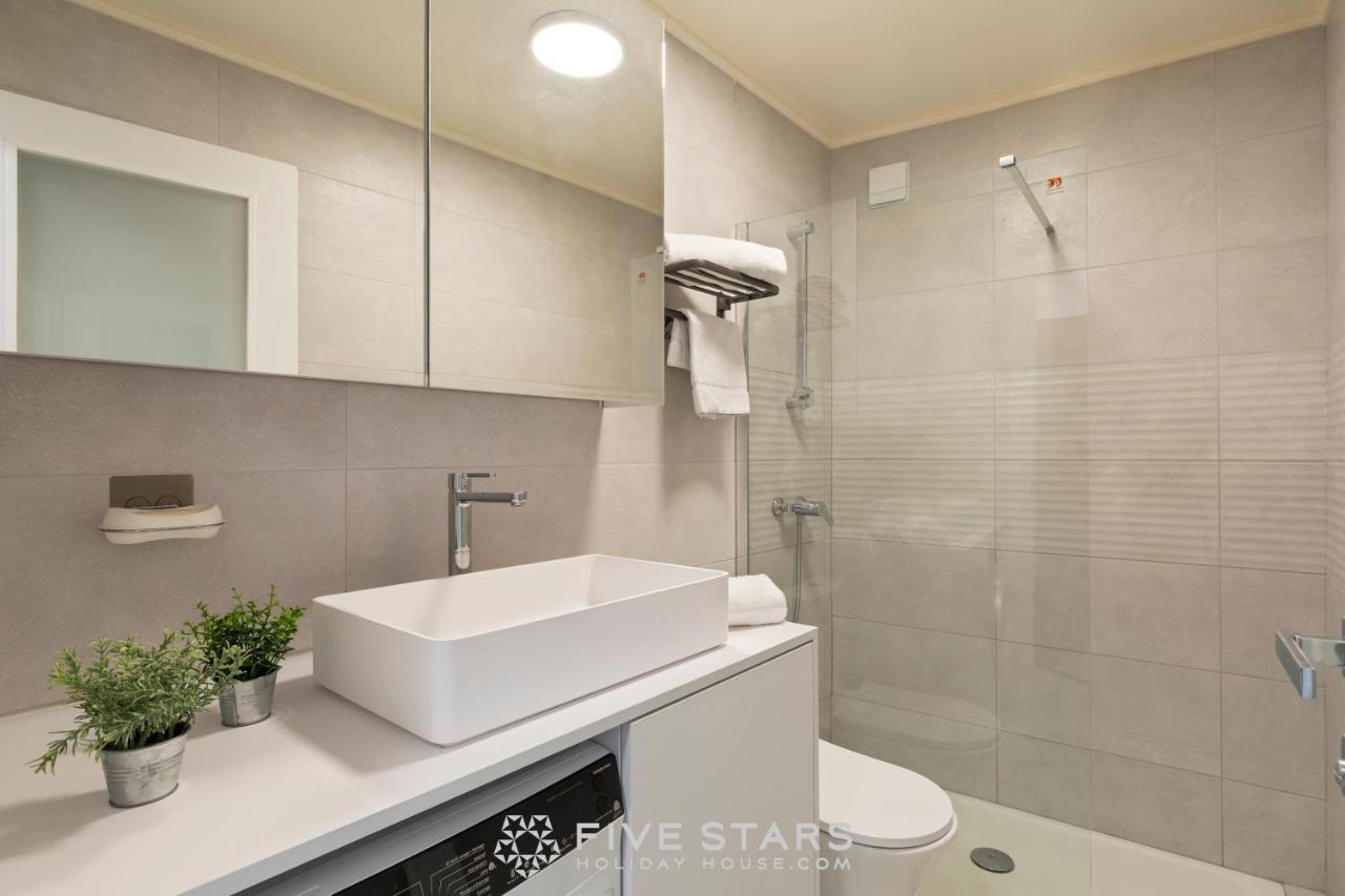 Mini Moon Light Five Stars Holiday House Nice