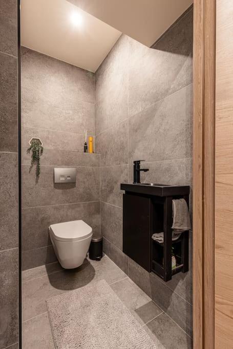 Philibert - Traditional Apart With Historical Fresco *