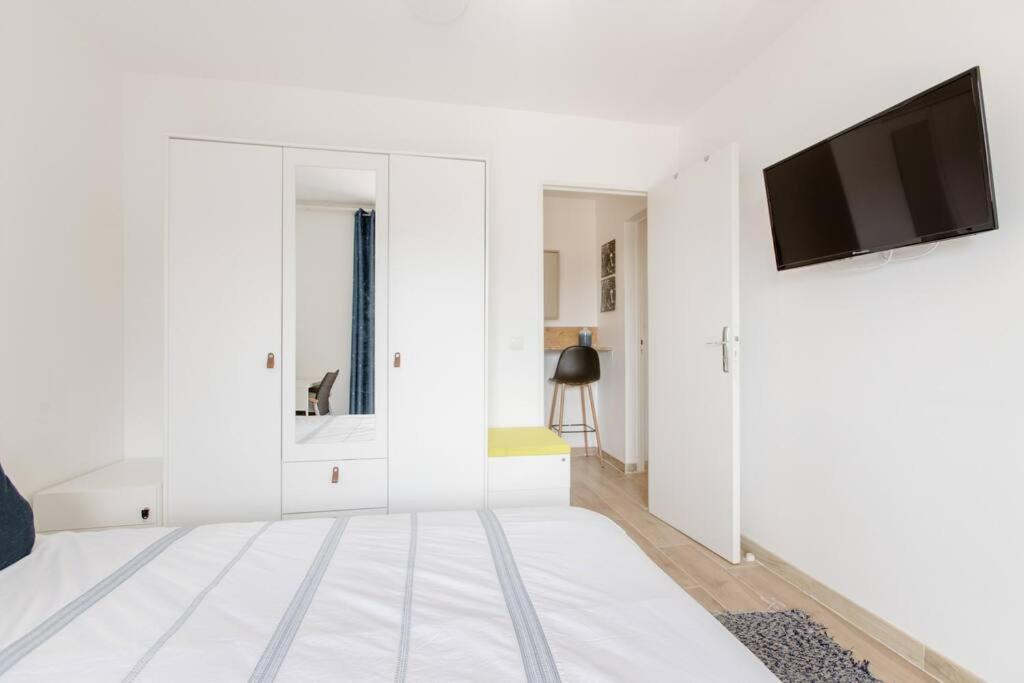 Private In Renovated - Tram 1 Min Walk