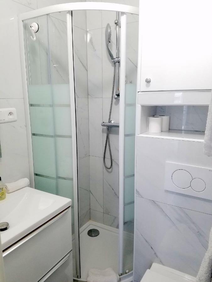 Apartment Studio A 50m De La Mer Et Au Pied Du Tramway, Calme, Cosy Et Lumineux Nice