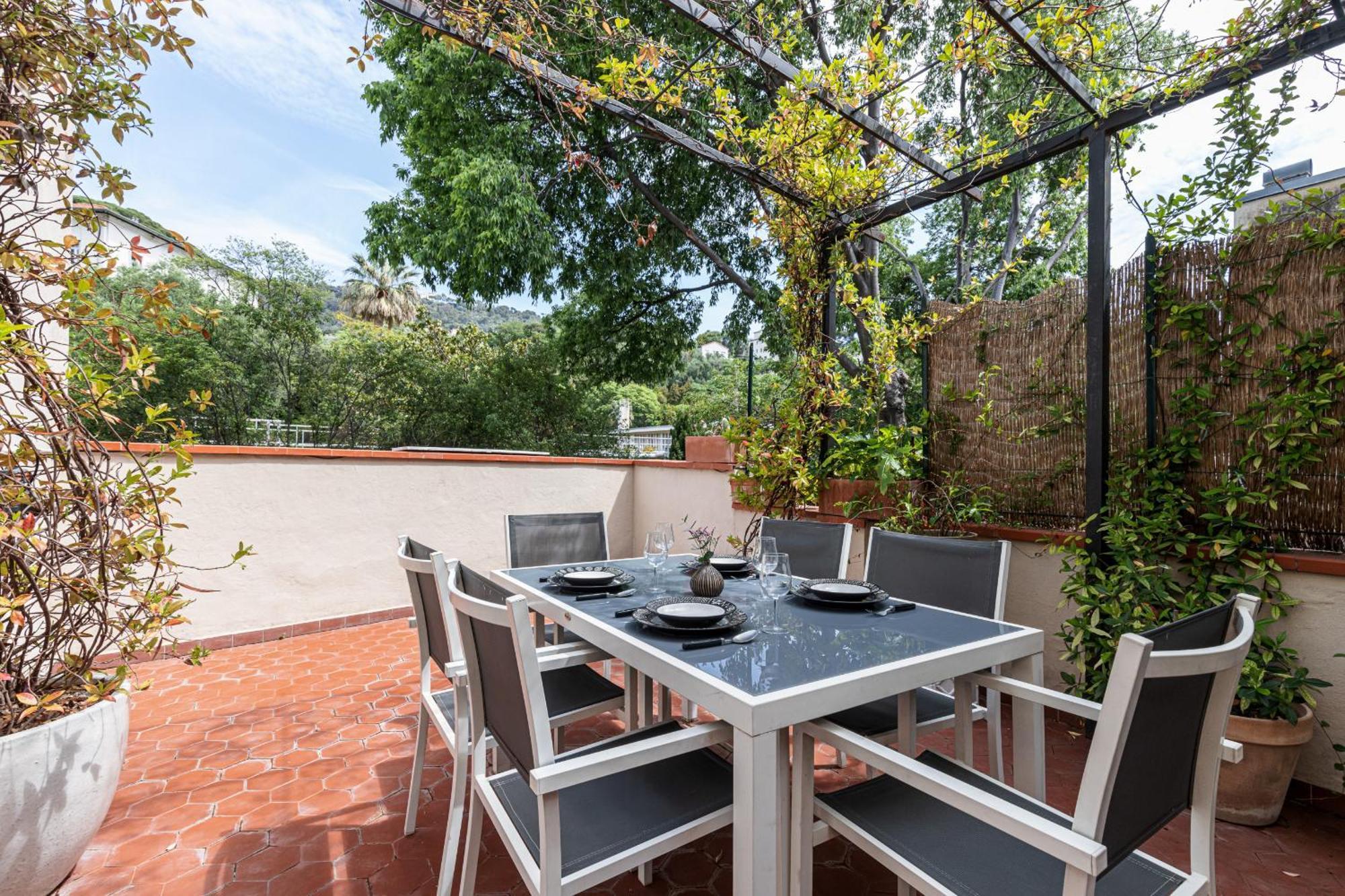 Large 2 Bdr Downtown - Ac & Terrace *