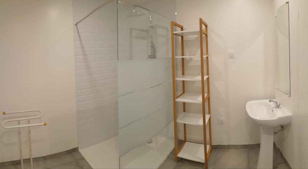 Renove 2023 Proche Aeroport 5min, Gare Sncf 2 Min, Tramway Au Pied De L'immeuble , Parking Possible, Renovated 2023 Near The Airport 5 Min, Train Station 2 Min, Tram Next To The Building 1 Min, Parking Possible Apartamento Nice