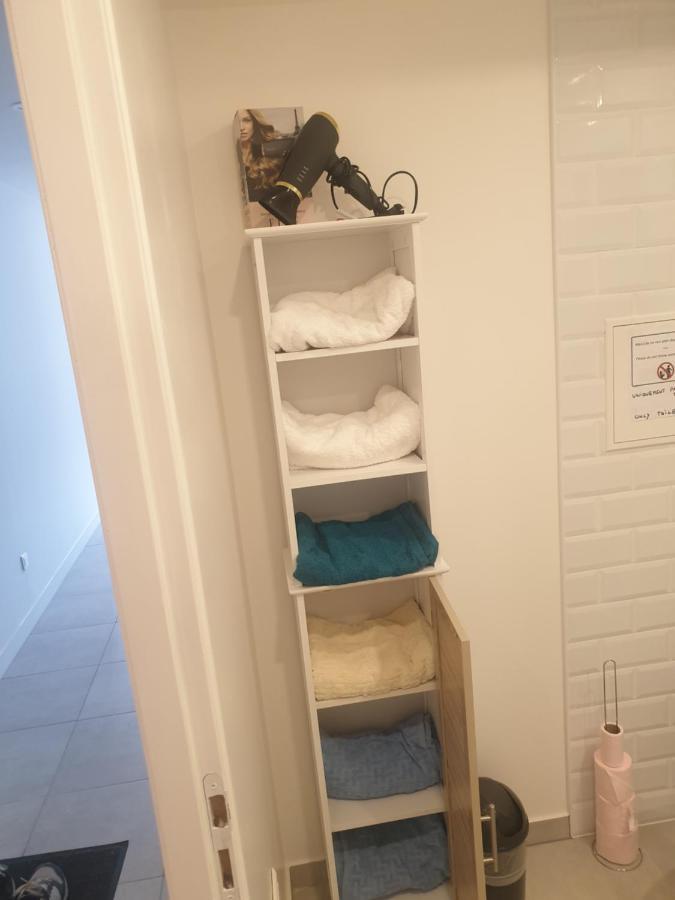 Apartment Renove 2023 Proche Aeroport 5min, Gare Sncf 2 Min, Tramway Au Pied De L'immeuble , Parking Possible, Renovated 2023 Near The Airport 5 Min, Train Station 2 Min, Tram Next To The Building 1 Min, Parking Possible