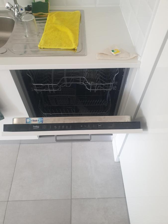 Apartment Renove 2023 Proche Aeroport 5min, Gare Sncf 2 Min, Tramway Au Pied De L'immeuble , Parking Possible, Renovated 2023 Near The Airport 5 Min, Train Station 2 Min, Tram Next To The Building 1 Min, Parking Possible Nice