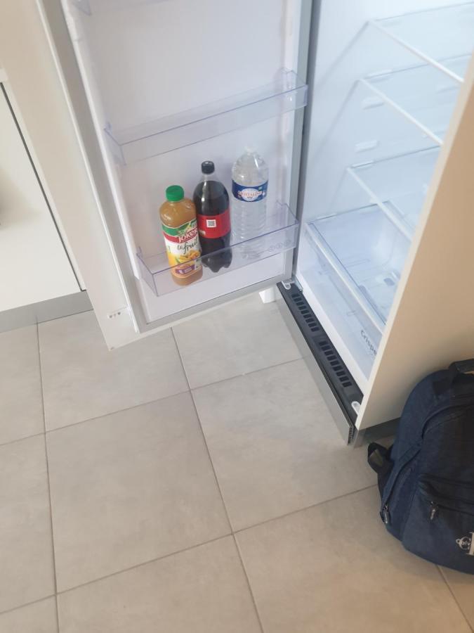 Renove 2023 Proche Aeroport 5min, Gare Sncf 2 Min, Tramway Au Pied De L'immeuble , Parking Possible, Renovated 2023 Near The Airport 5 Min, Train Station 2 Min, Tram Next To The Building 1 Min, Parking Possible *