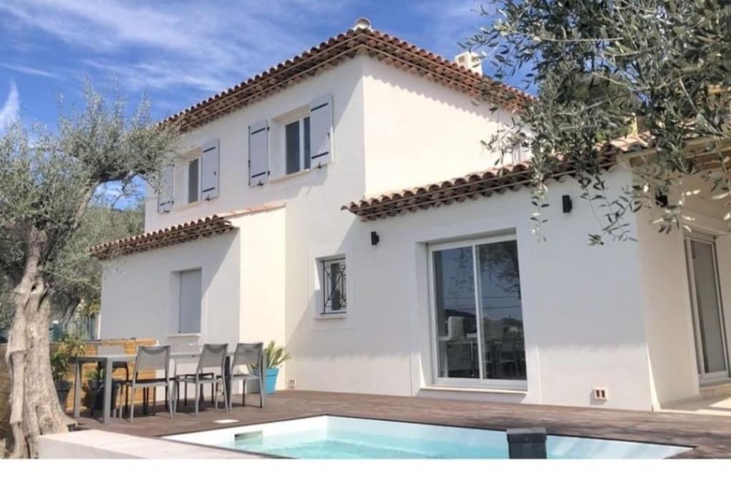 Nice, Magnifique Vue Avec Piscine