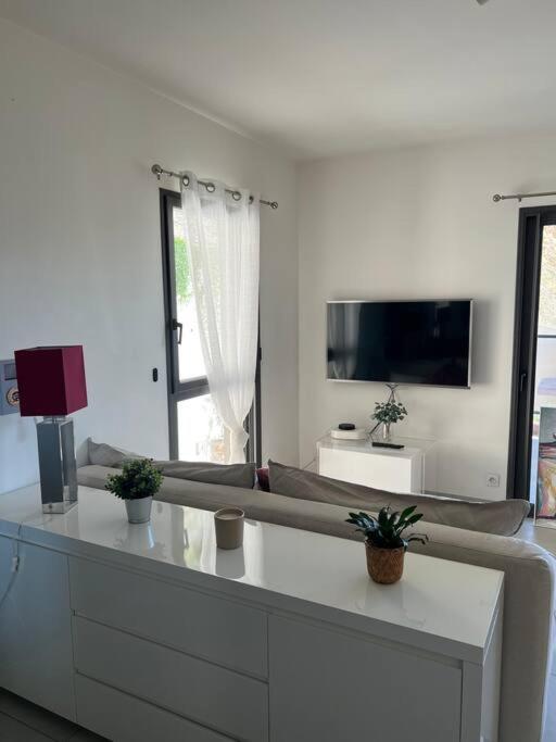 Tres Joli 2 Pieces Calme Ensoleille Avec Piscine Apartment *