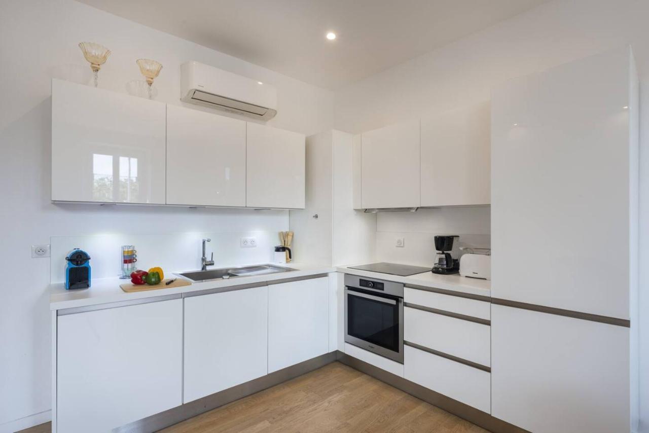 Apartment White Light, 1 Minute A Pied Du Port! Nice