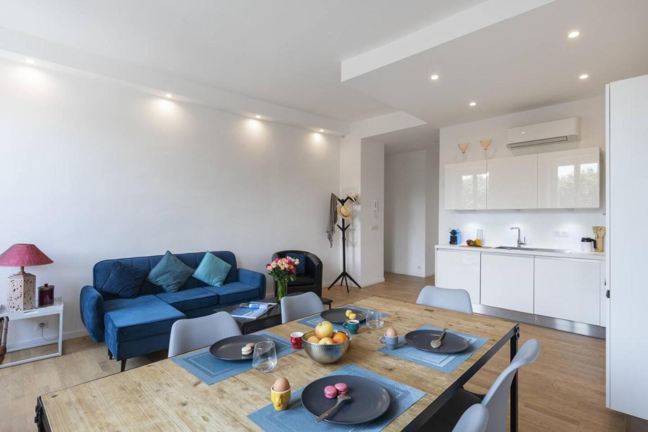 White Light, 1 Minute A Pied Du Port! *