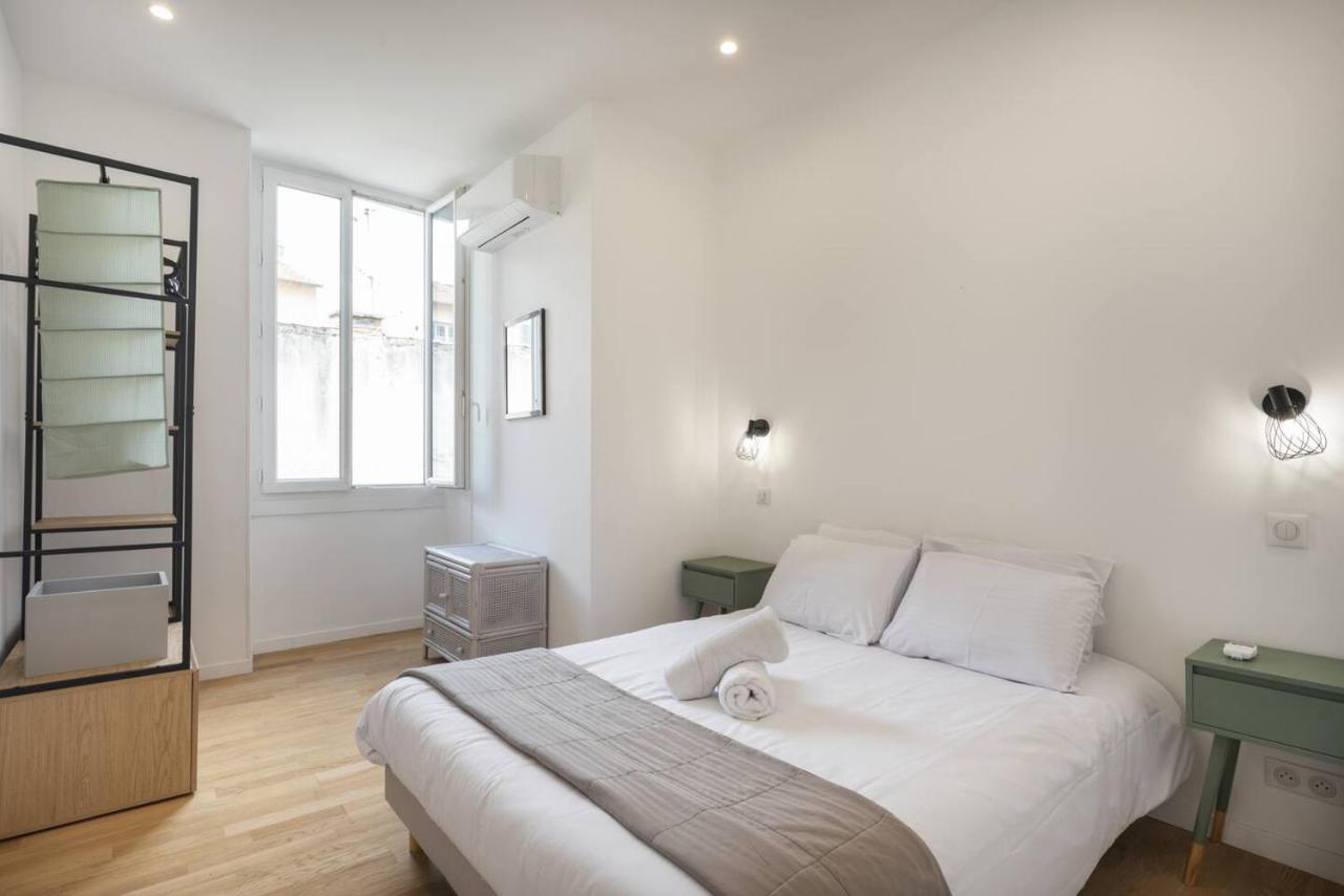 White Light, 1 Minute A Pied Du Port!