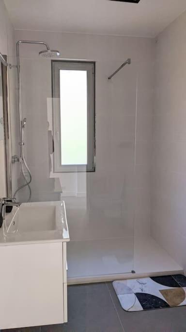 3 Pieces Dans Avec Piscine