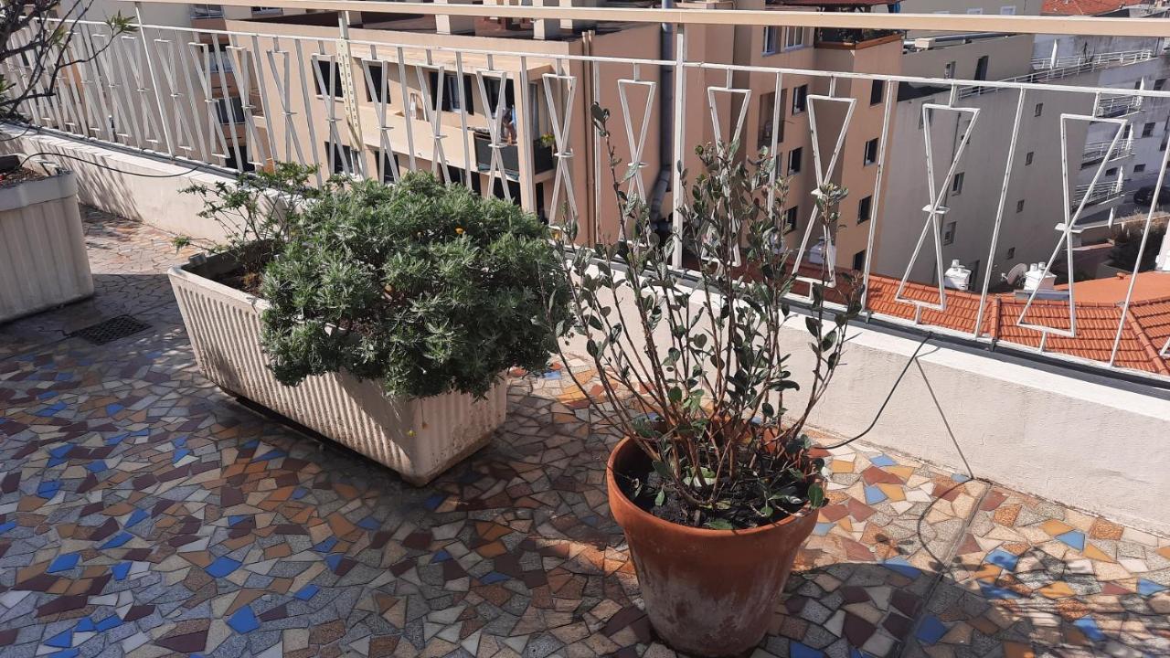 Sur Le Toit Apartment *